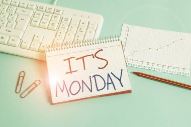 Pazartesi olduğunu gösteren kavramsal el yazısı. Haftanın ilk günü iş fotoğraflarıyla karşınızdayız. Pozitif görünümlü kağıt mavisi klavye ofis çalışma defteri çizelgesi notları..