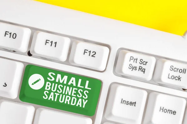 Texto para escrita de palavras Small Business Saturday. Conceito de negócio para férias de compras americanas realizadas durante o sábado Teclado de PC branco com papel de nota vazio acima espaço de cópia de chave de fundo branco . — Fotografia de Stock