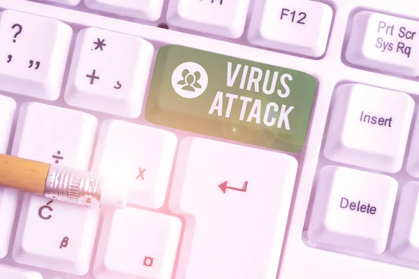 Escribir texto a mano Virus Attack. Concepto que significa programa malicioso que realiza acciones no autorizadas por el usuario Teclado de PC blanco con papel de nota vacío sobre el espacio de copia de la tecla de fondo blanco . — Foto de Stock