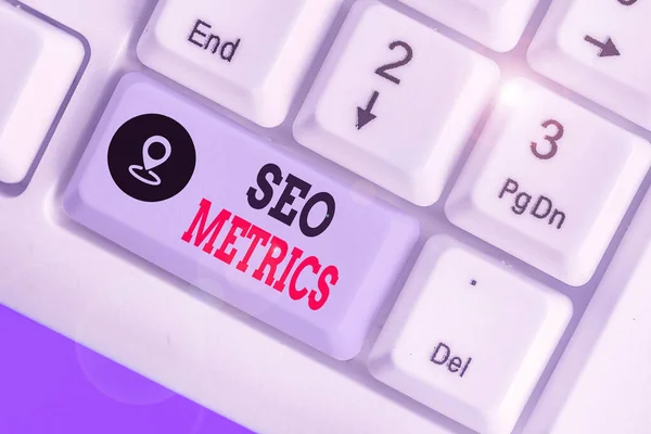 Tekstbord met Seo Metrics. Conceptuele foto meet de perforanalyse van de website voor organische zoekresultaten. — Stockfoto