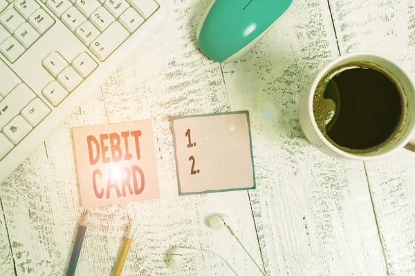 Kelime yazma metni Debit Card. Bir gösteriden doğrudan para kesen iş konsepti teknolojik cihazları kontrol etmektir. Renkli hatırlatma kâğıdı ofis klavye mou — Stok fotoğraf