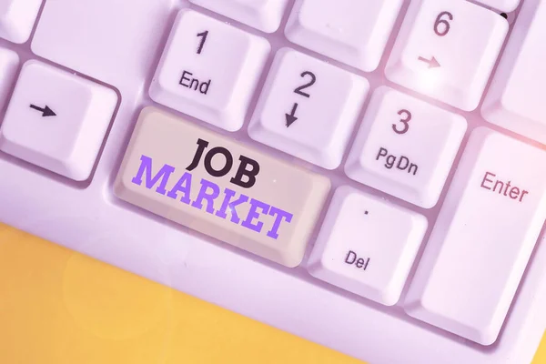 Konceptuální rukopis ukazující Job Market. Obchodní foto text skupina jednotlivců hledajících zaměstnání v rámci ekonomiky bílá PC klávesnice s poznámkovým papírem nad bílým pozadím. — Stock fotografie