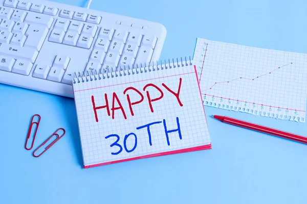 การเขียนด้วยมือในแนวคิดแสดงความสุข 30th รูปภาพธุรกิจแสดงโอกาสที่มีความสุขสําหรับเหตุการณ์พิเศษที่จะทําเครื่องหมาย 30 ปีกระดาษคีย์บอร์ดสีฟ้าสํานักงานศึกษาหมายเลขตารางสมุดบันทึก . — ภาพถ่ายสต็อก