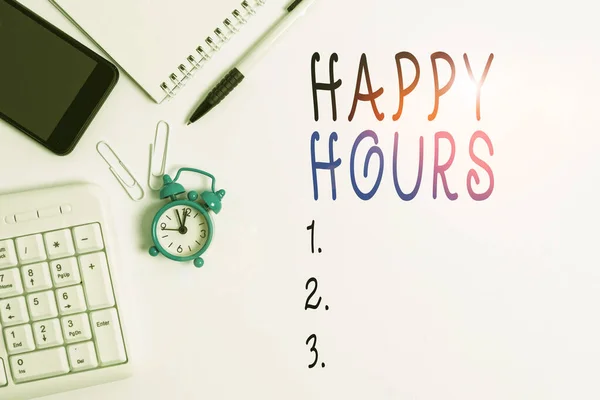 Konceptualny rękopis pokazujący Happy Hours. Prezentacja zdjęć biznesowych przy sprzedaży napojów po obniżonych cenach w barze lub restauracji Koncepcja biznesowa z miejscem na reklamę i SMS-y. — Zdjęcie stockowe