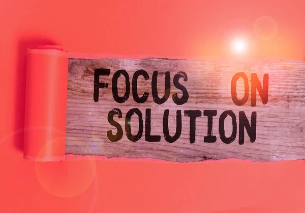 Tekst pisania słów Focus On Solution. Koncepcja biznesowa Zwróć pełną uwagę na rozwiązywanie sytuacji karton, który jest rozdarty w środku umieszczony nad drewnianym klasycznym stole. — Zdjęcie stockowe