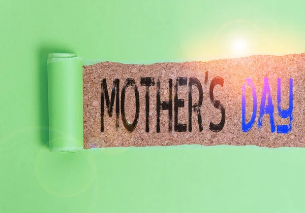 Textovka ukazující Den matek S. Konceptuální foto oslava uctění matky rodiny nebo mateřství Karton, který je uprostřed roztržen nad dřevěným klasickým stolem. — Stock fotografie