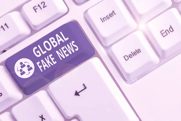 Написання нотаток, що показують Global Fake News. Бізнес-фото показ Фальшива інформація Журналістика Брехня Дезінформація Hoax Біла клавіатура ПК з папером для нотаток над білим тлом . — стокове фото