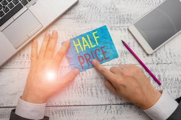 Escritura a mano conceptual mostrando Half Price. Texto de foto de negocios la mitad del precio habitual al que se ofrece algo para la venta . — Foto de Stock