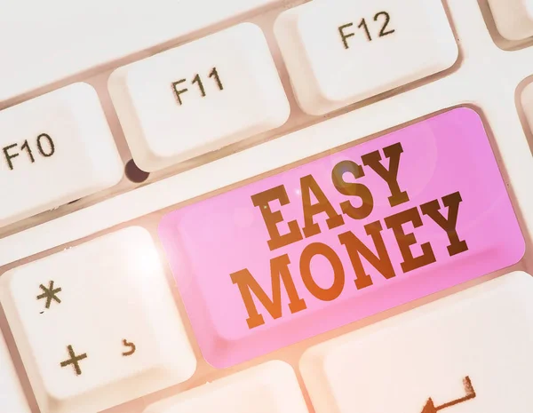 돈 이 쉽다는 것을 보여 주는 편지쓰기. 사업 사진, 쉽게 돈을 벌 수있고 때때로 부정직하게 번 돈 을과 시하는 모습. — 스톡 사진