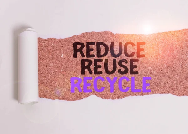 Написание заметки, показывающей сокращение повторного использования Recycle. Деловое фото, демонстрирующее экологически ответственное поведение потребителей Картон, который порван над классическим деревянным столом . — стоковое фото