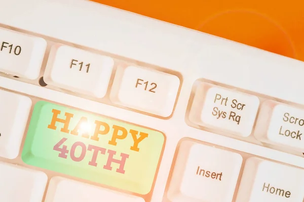 Handstilstext skriver Happy 40th. Begreppet betyder ett glädjefyllt tillfälle för speciella evenemang för att markera det 40: e året. — Stockfoto