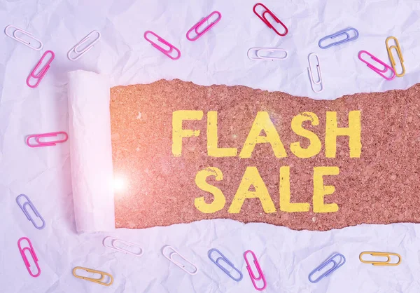 Sinal de texto mostrando Flash Sale. Foto conceitual uma venda de mercadorias a preços muito reduzidos em um curto período Clipe de papel e papelão rasgado colocado acima de um pano de fundo de mesa clássico de madeira . — Fotografia de Stock