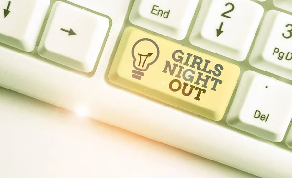 Kavramsal el Girls Night Out gösterilen yazma. İş fotoğraf metin özgürlükler ve modern çağın kızlar için ücretsiz zihniyet. — Stok fotoğraf