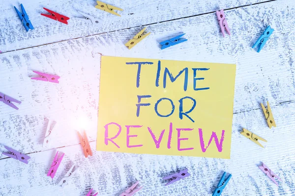 Scrittura concettuale a mano che mostra Time For Review. Business photo text Valutazione Feedback Momento Perforanalysisce Tasso Valutare Stendibiancheria colorato rettangolo a forma di carta sfondo blu . — Foto Stock