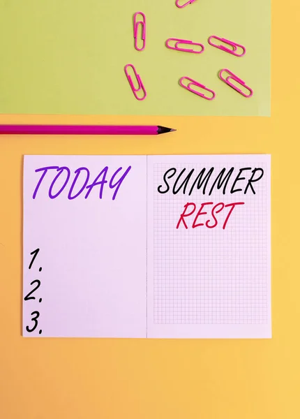 手写体文字写作的夏季休息。意为暑假休息或在暑假期间从工作或学校中放松。空白处铅笔笔迹白纸背景. — 图库照片