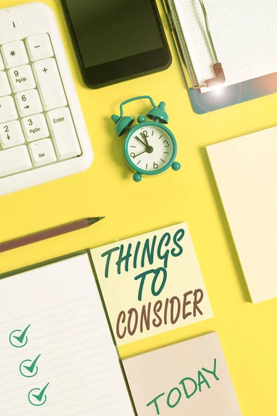 Schrijfbriefje met dingen die overwogen moeten worden. Zakelijke foto showcasing lijst om te controleren of te doen Shopping Schedule Tijdtabel Wit papier met kopieerruimte met paperclips klok en pc toetsenbord. — Stockfoto