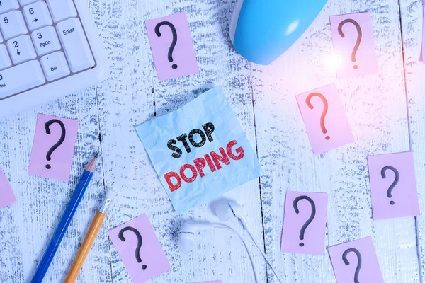 Nota di scrittura che mostra Stop Doping. Business photo showcase non utilizzare vietato perforanalysisce atletica migliorando farmaci Strumenti di scrittura e carta scarabocchiata sulla parte superiore del tavolo di legno . — Foto Stock