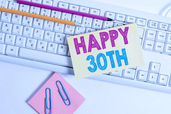 Tulisan tangan konseptual menunjukkan Happy 30Th. Foto bisnis menampilkan kesempatan yang menggembirakan untuk acara khusus untuk menandai papan ketik Putih tahun ke-30 dengan kertas catatan dan klip pada latar belakang putih . — Stok Foto