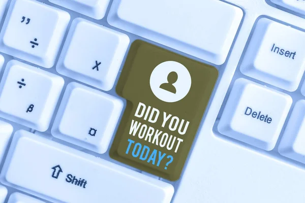 Schreibnotiz zeigt, dass Sie heute trainiert haben. Business-Foto präsentiert fragen, ob gemacht Sitzung körperliche Übung weiße PC-Tastatur mit Notizpapier über dem weißen Hintergrund. — Stockfoto