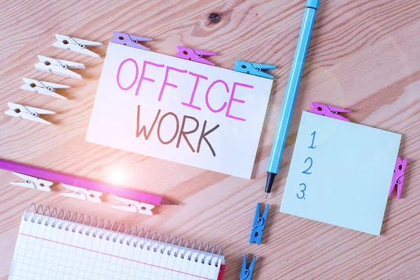 オフィスワークを示すメモを書く。組織のための事務や管理業務を紹介するビジネス写真空のメモ木製の床の背景オフィスカラーの布紙. — ストック写真