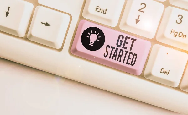 Signo de texto mostrando Comenzar. Foto conceptual Comience un período importante en su vida o carrera Comience una tarea Teclado de PC blanco con papel de nota vacío sobre el espacio de copia de la tecla de fondo blanco . — Foto de Stock