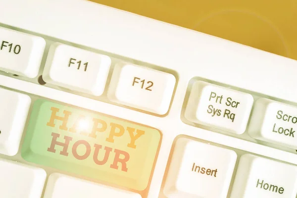 Escritura de texto a mano Happy Hour. Concepto significado cuando las bebidas se venden a precios reducidos en un bar o restaurante . — Foto de Stock