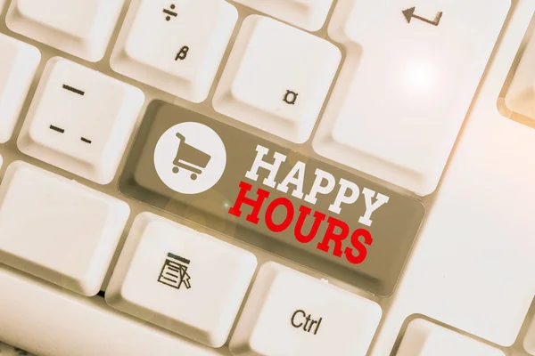 Konceptualny rękopis pokazujący Happy Hours. Biznesowa prezentacja zdjęć, gdy napoje są sprzedawane po obniżonych cenach w barze lub restauracji Biała klawiatura PC z papieru notatkowego nad białym tle. — Zdjęcie stockowe