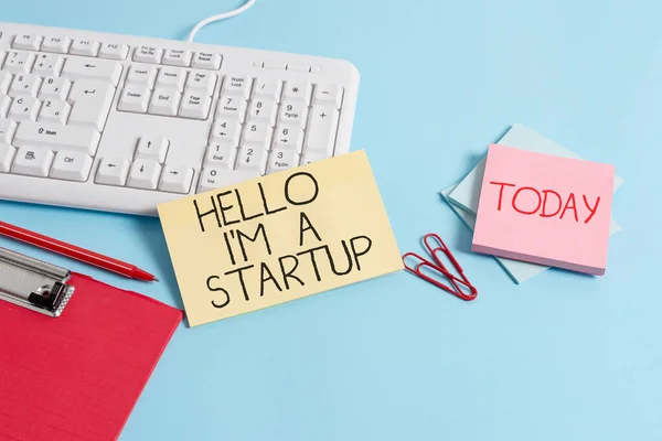 Texto de escritura de palabras Hello I M A Startup. Concepto de negocio para el empresario que comienza el negocio Presentación de nuevo proyecto Papel escritorio azul ordenador teclado oficina estudio cuaderno gráfico números memorándum . — Foto de Stock