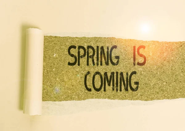 春を示す概念的な手書きが来ています。冬の季節が近づいてきた後のビジネス写真木製の古典的なテーブルの上に置かれている自然花の日の段ボールをお楽しみください。. — ストック写真