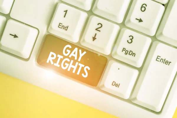 Text schreiben Homosexuellenrechte. Geschäftskonzept für gleiche bürgerliche und soziale Rechte für Homosexuelle Einzelpersonen weiße PC-Tastatur mit leerem Notizpapier über weißem Hintergrund Schlüsselkopierraum. — Stockfoto