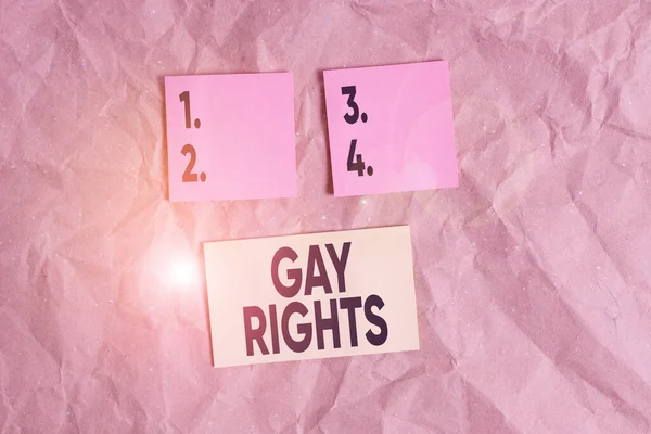 Ordskrivning Gay Rights. Affärsidé för lika medborgerliga och sociala rättigheter för homosexuella individer Papercraft papper skrivbord fyrkantig spiral anteckningsbok kontor studiematerial. — Stockfoto