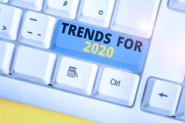 Signo de texto que muestra Tendencias para 2020. Lista de fotos conceptuales de las cosas que se hicieron populares muy rápidamente en este año Teclado de PC blanco con papel de nota vacío sobre el espacio de copia de tecla de fondo blanco . — Foto de Stock