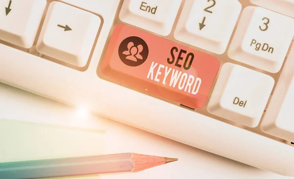 Texto de escritura de palabras Seo Palabra clave. Concepto de negocio para frases en su contenido web que ayudan a mostrar encontrar su sitio . — Foto de Stock