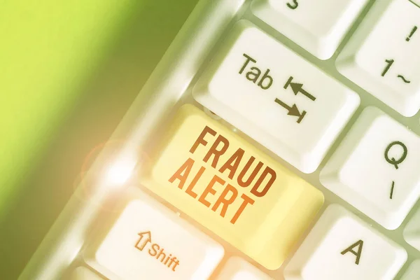 Escribiendo una nota que muestra Alerta de Fraude. Foto comercial que muestra la alerta de seguridad colocada en la cuenta de tarjeta de crédito para la identidad robada . — Foto de Stock