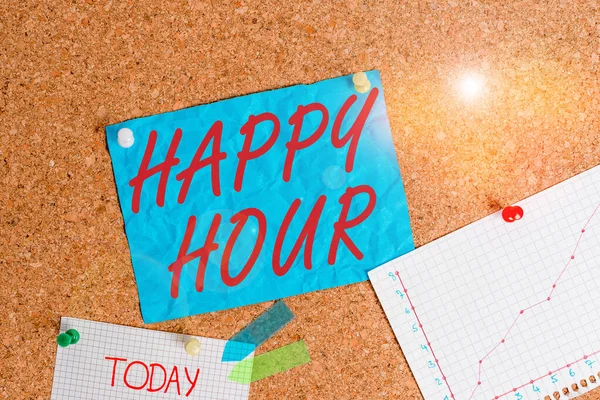 Happy Hour 'ı gösteren bir mesaj. Barda ya da restoranda içecekler indirimli fiyattan satıldığında kavramsal fotoğraf. Mantar tahtası boyunda renkli raptiye raptiye etiketi bildirim panosunda.. — Stok fotoğraf