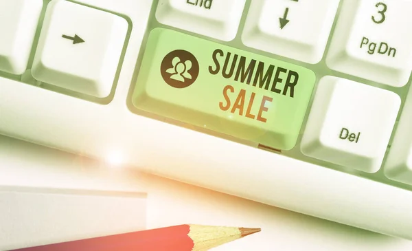 Escrevendo nota mostrando Summer Sale. Foto de negócios mostrando o tempo quando uma loja vende produtos a preços muito mais baixos do que o habitual . — Fotografia de Stock