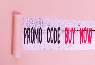 Promo Alım Kodu Şimdi 'yi gösteren bir not yazıyorum. İş fotoğrafı gösterimi. Özel kelimeler girerek büyük indirim yapıyor. Mukavva, ahşap klasik bir masanın üzerine yerleştirilmiş..
