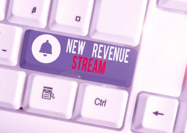 Yeni Gelir Akımı 'nı gösteren metin işareti. Ek Geliştirilmiş Geliştirilmiş Geliştirilmiş Geliştirilmiş Gelir Kaynağı Beyaz pc klavyesi üzerinde boş not kağıdı olan beyaz arkaplan anahtar alanı.