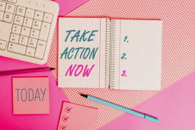 El yazısı: Take Action Now. Kavram, birinden iyi performans analizi yapmasını istemektir. Renkli düz tabloların üzerine yerleştirilmiş donanım ve bilgisayar malzemelerini yazmayı teşvik eder..