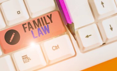 Aile Hukuku 'nu gösteren bir not yazıyorum. Aile ile ilgili konularla ilgilenen hukuk departmanını gösteren iş fotoğrafı..