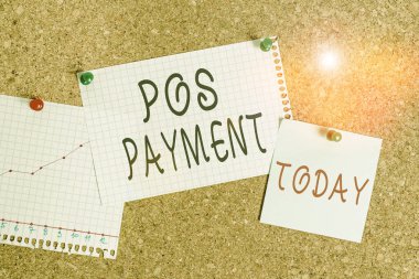 Kelime yazma metni Pos Ödeme. Müşteri için iş konsepti, ürün ve hizmetler karşılığında ödemeyi sunar. Mantar tahta renk boyut kağıt raptiye raptiye raptiyesi ilan panosu.