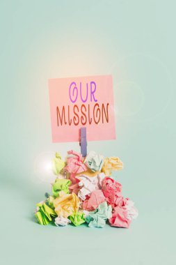 Görevimizi gösteren mesaj işareti. Kavramsal fotoğraf Bir organizasyonun yazılı beyanı temel amaçtır Hatırlatma yığın buruşmuş kağıt çamaşır tokası mavi arkaplanı hatırlatır.