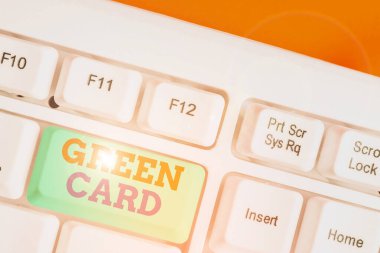 Yeşil Kart yazan el yazısı. Kavram, yabancı bir uyruklunun ABD 'de perspektif olarak yaşamasına izin vermek anlamına gelir..