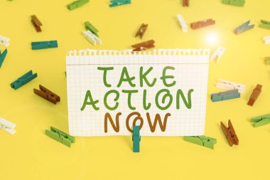 El yazısı. Hemen harekete geçin. Kavram, birinden iyi performans analizi yapmasını istemektir. Renkli çamaşır iğnesi kağıtları boş sarı zemin arka plan ofisini hatırlatır..