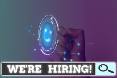 Yeniden işe aldığımızı gösteren bir not yazıyorum. Uygulamaları incelemek ve aday bulmak için iş fotoğrafı gösterme süreci.