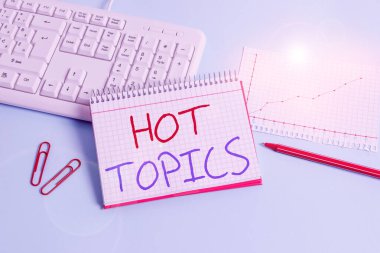 Hot Topics 'i gösteren kavramsal el yazısı. Bir çok gösterilen iş fotoğrafı gösterimi konusu, kağıt mavisi klavye ofis çalışma defteri çizelgesi notlarını tartışıyor ve tartışıyorlar..