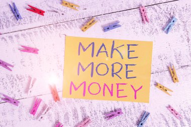 Kavramsal el yazısı daha fazla para kazandığını gösteriyor. İş fotoğrafı metni Gelir gelirlerinizi artırır Daha sıkı çalışın Renkli çamaşır iğnesi dikdörtgeni şekilli kağıt mavi arkaplan.