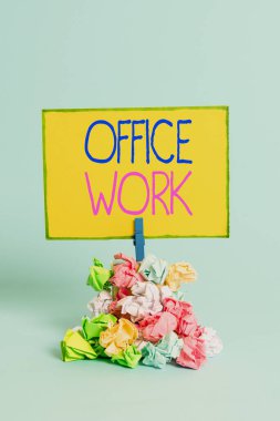 Ofis çalışmalarını gösteren bir mesaj. Bir organizasyon için herhangi bir resmi ya da idari çalışma. Renkli, buruşuk kağıt çamaşır tokası, mavi arka planı hatırlatır..