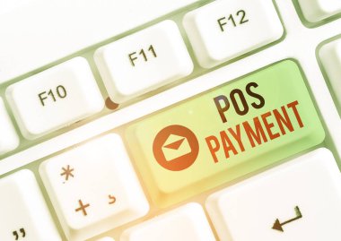 Pos Ödemesini gösteren metin işareti. Konsept fotoğraf müşterisi mal ve hizmetler karşılığında ödeme sunar.