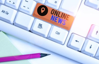 Online News 'de kelime yazma metni. Çevrimiçi kullanılabilir olan bir şey hakkında bilgi için iş konsepti beyaz arkaplan anahtar alanının üzerinde boş not kağıdı olan beyaz pc klavye.